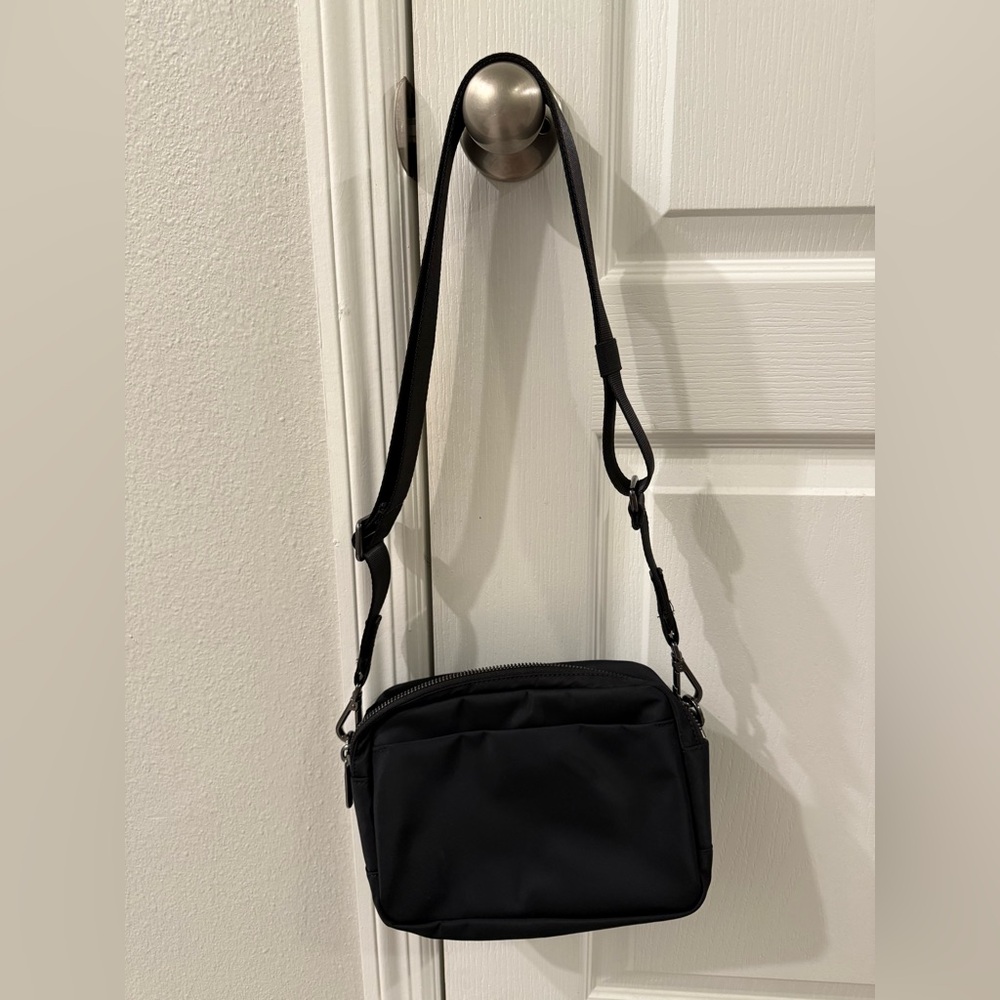 Lululemon Everywhere Crossbody 3L Large
Metal Hardware in Black/gunmetal - Picture 3 of 6